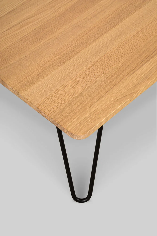 Dębowy stolik kawowy w industrialnym stylu, idealny do salonu, i wnętrz typu studio. ShapeShake.design 55 × 55 × 32 cm
