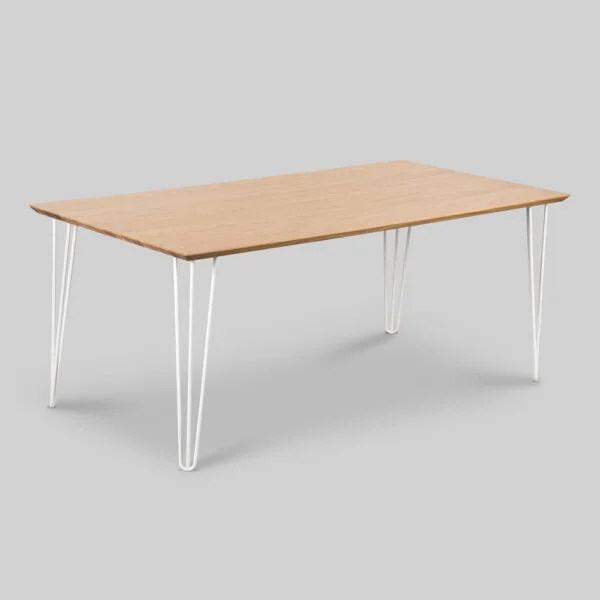 Subtelny stół dębowy oparty na designerskich nogach, wykonanych z białych prętów. Jego bryła nie zdominuje Waszego wnętrza jadalni lub salonu. ShapeShake.design 180 × 90 × 74 cm