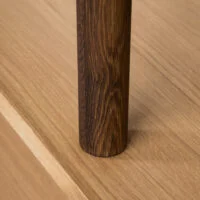 Dębowy regał na książki i płyty, idealny do salonu, biura i wnętrz typu studio. ShapeShake.design 180 × 36 × 127 cm